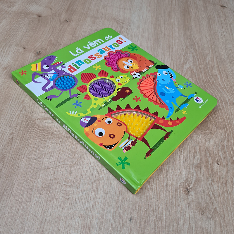 Livro Toque e Sinta | Lá vêm os Dinossauros | Ciranda Cultural
