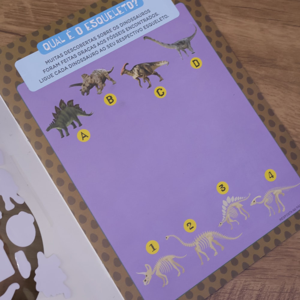 Dinossauros | Com Adesivos 3-D | 3 a 5 Anos