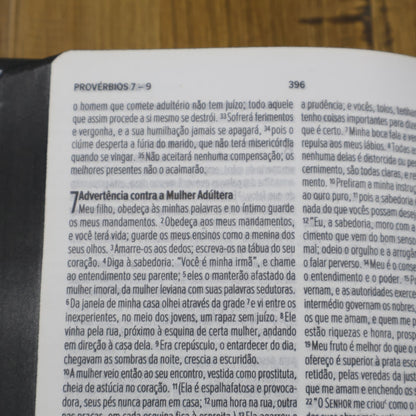 Bíblia Rugido da Verdade | NVI | Letra Normal | Capa Semi luxo Brochura