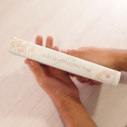 Bíblia da Mulher de Fé | NVI | Capa Couro Soft Marmorizada