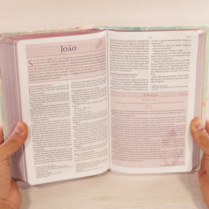 Bíblia da Mulher de Fé | NVI | Capa Couro Soft Marmorizada
