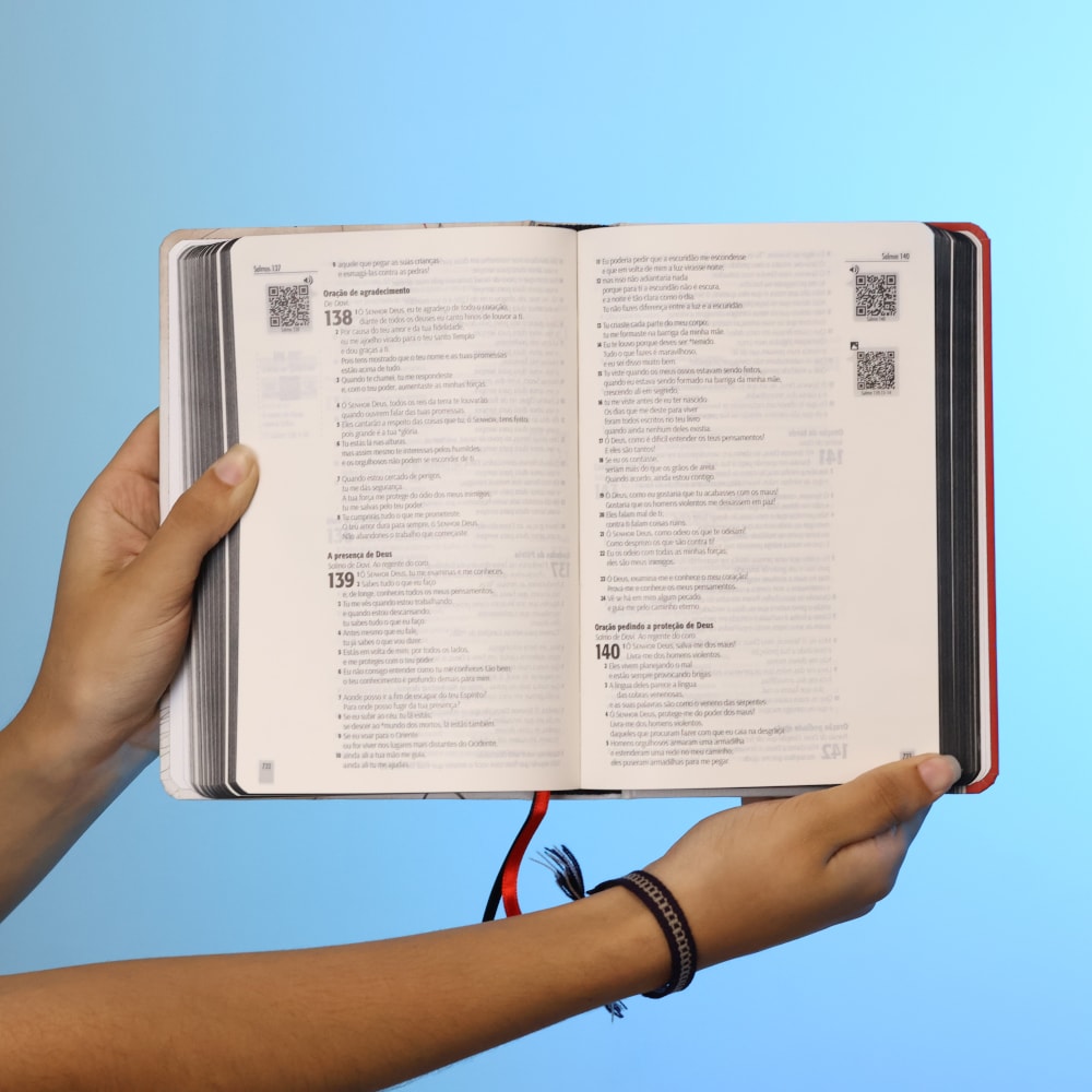 Bíblia Sagrada | NTLH | YouVersion | Capa Dura Jesus
