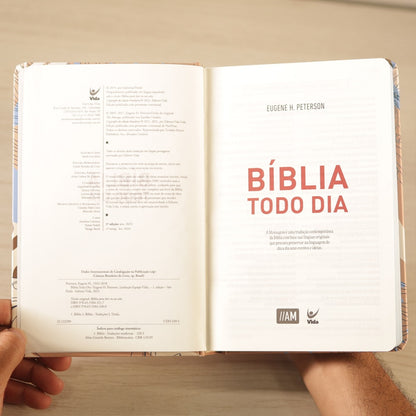 Bíblia Todo Dia com Espaço para Anotações | AM | Letra Normal | Capa Dura Primavera