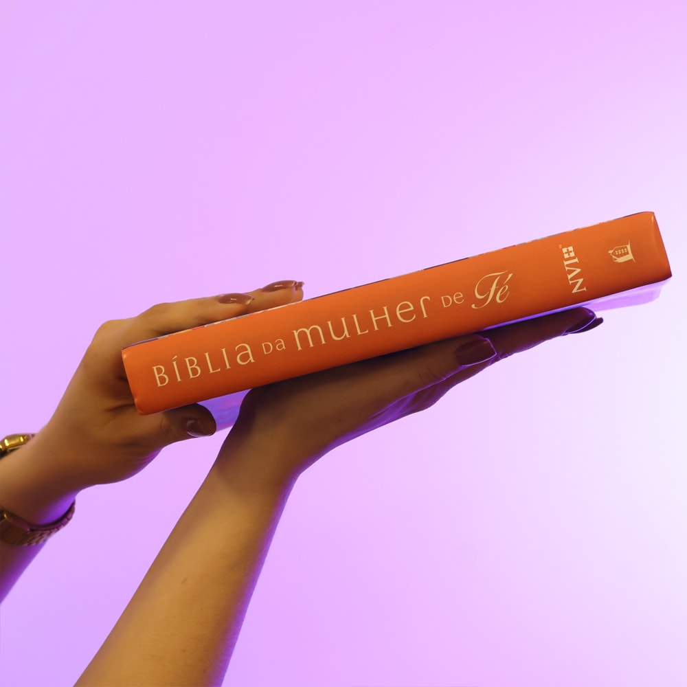 Bíblia da Mulher de Fé | NVI | Letra Grande | Capa Couro Soft Florida