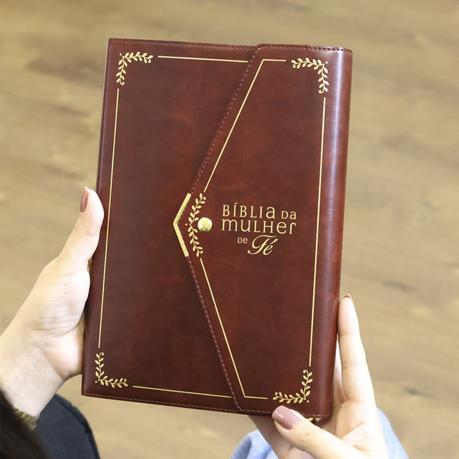 Bíblia da Mulher de Fé | NVI | Letra Grande | Courosoft Vinho Com Fechamento Carteira