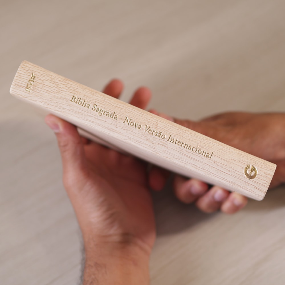 Bíblia Sagrada | NVI | Letra Normal | Capa Luxo Madeira Clara