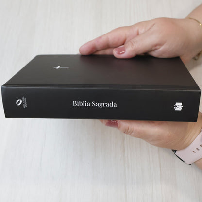 Bíblia Sagrada Cruz Preta | NAA | Letra Normal | Capa Dura
