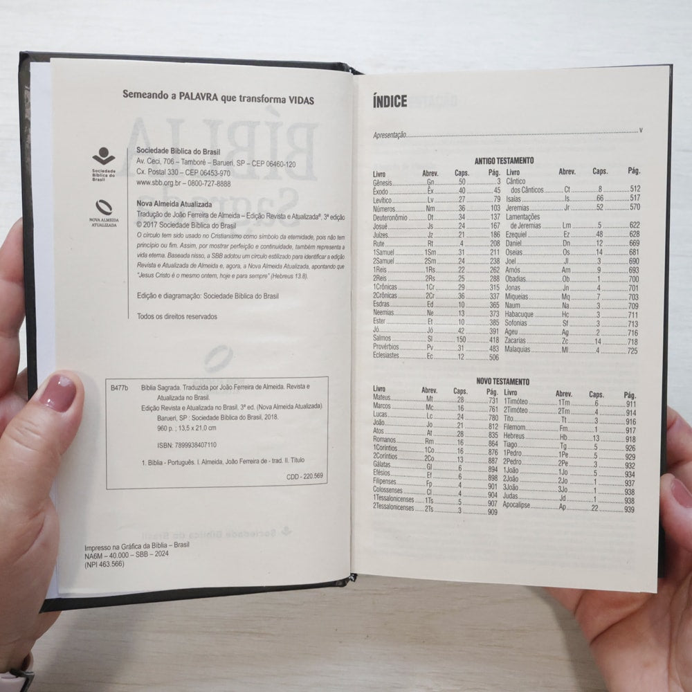 Bíblia Sagrada Cruz Preta | NAA | Letra Normal | Capa Dura