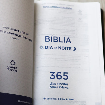 Bíblia 365  Dia e Noite | Letra Normal | NAA | Capa Cinza Luxo