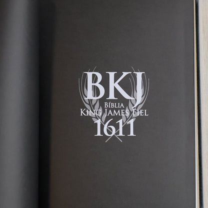 Bíblia King James Fiel 1611 | Extra Gigante | Capa Luxo Preta