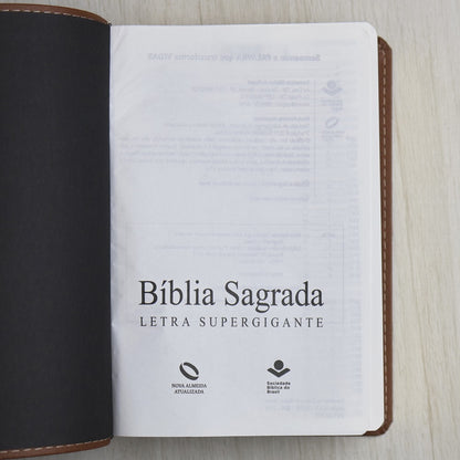 Bíblia Sagrada | Letra Supergigante |  NAA | Capa Marrom Leão