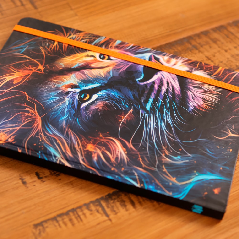 Caderno Moleskine | Com Pauta | Capa Leão Colorido