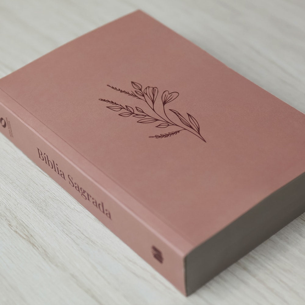 Bíblia Sagrada Flor Minimalista Marrom | NAA | Letra Normal | Capa Ilustrada
