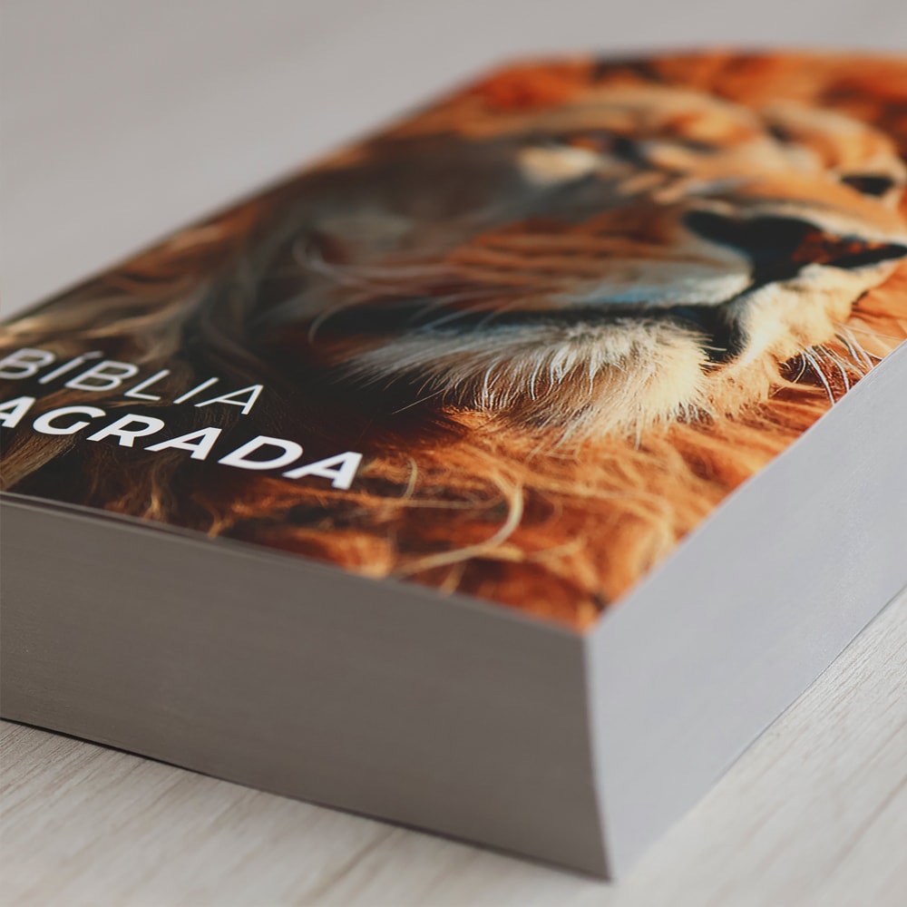 Bíblia Sagrada Leão Supreme | NAA | Letra Normal | Capa Ilustrada