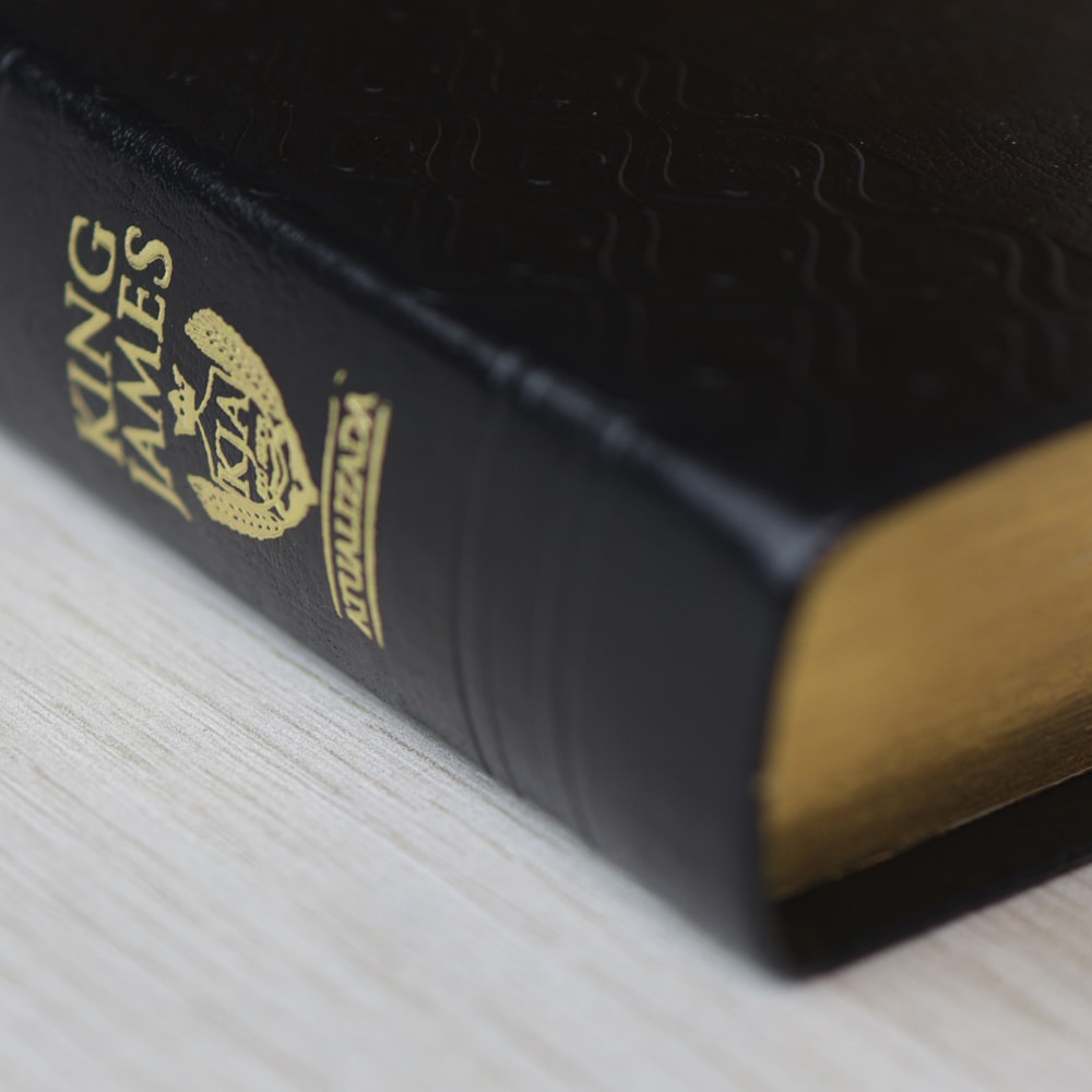 Bíblia de Estudo Cura e Milagres | KJA | Capa Luxo Nobre Preta