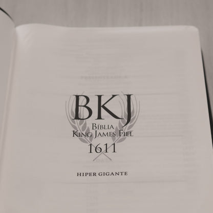 Bíblia King James 1611 | Letra Hipergigante | Capa Luxo Preta