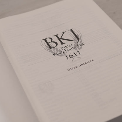 Bíblia King James 1611 | Letra Hipergigante | Capa Luxo Marrom
