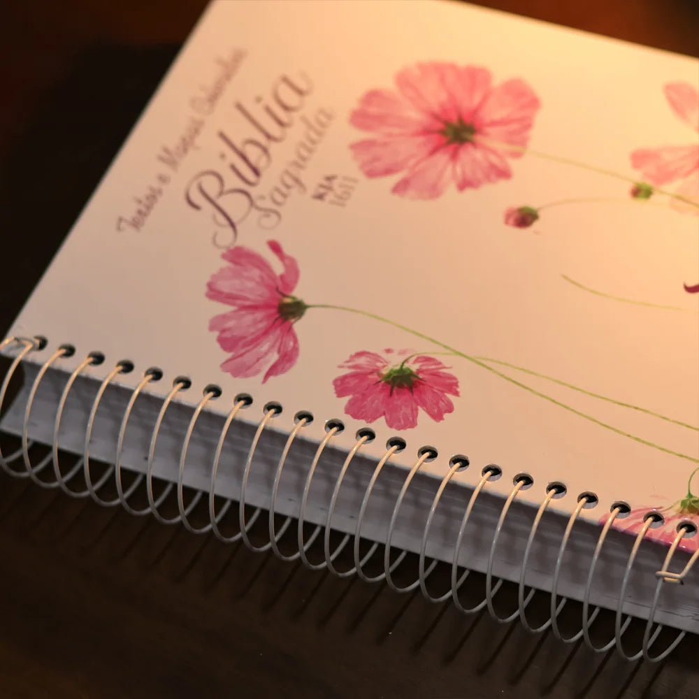 Bíblia King James 1611 Flor Cosmos | Textos e Mapas Coloridos | Espiral