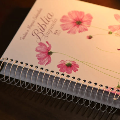 Bíblia King James 1611 Flor Cosmos | Textos e Mapas Coloridos | Espiral