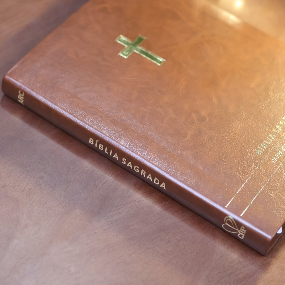 Bíblia Slim | Letra Normal | ARC | C/ Harpa e Corinhos | Capa Premium Luxo Cruz Marrom