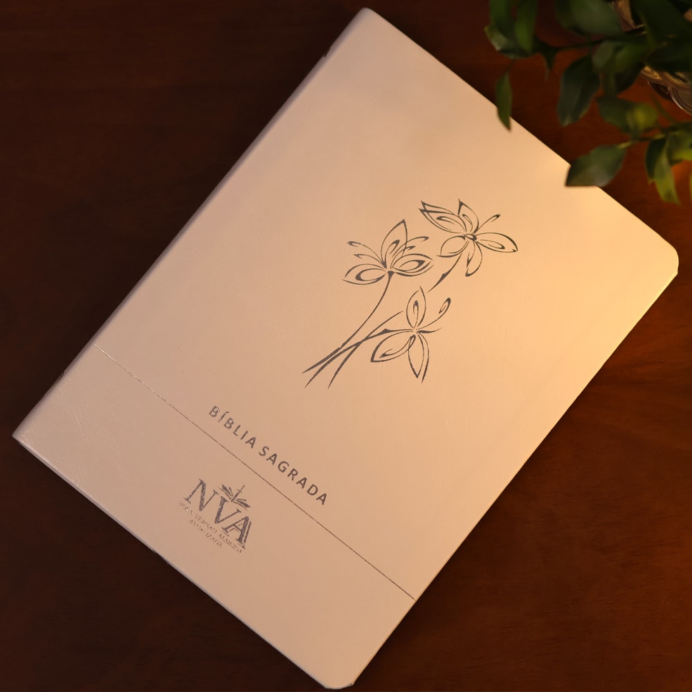 Bíblia Slim | Letra Normal | NVA | Capa Premium Ramo de Flores Branco