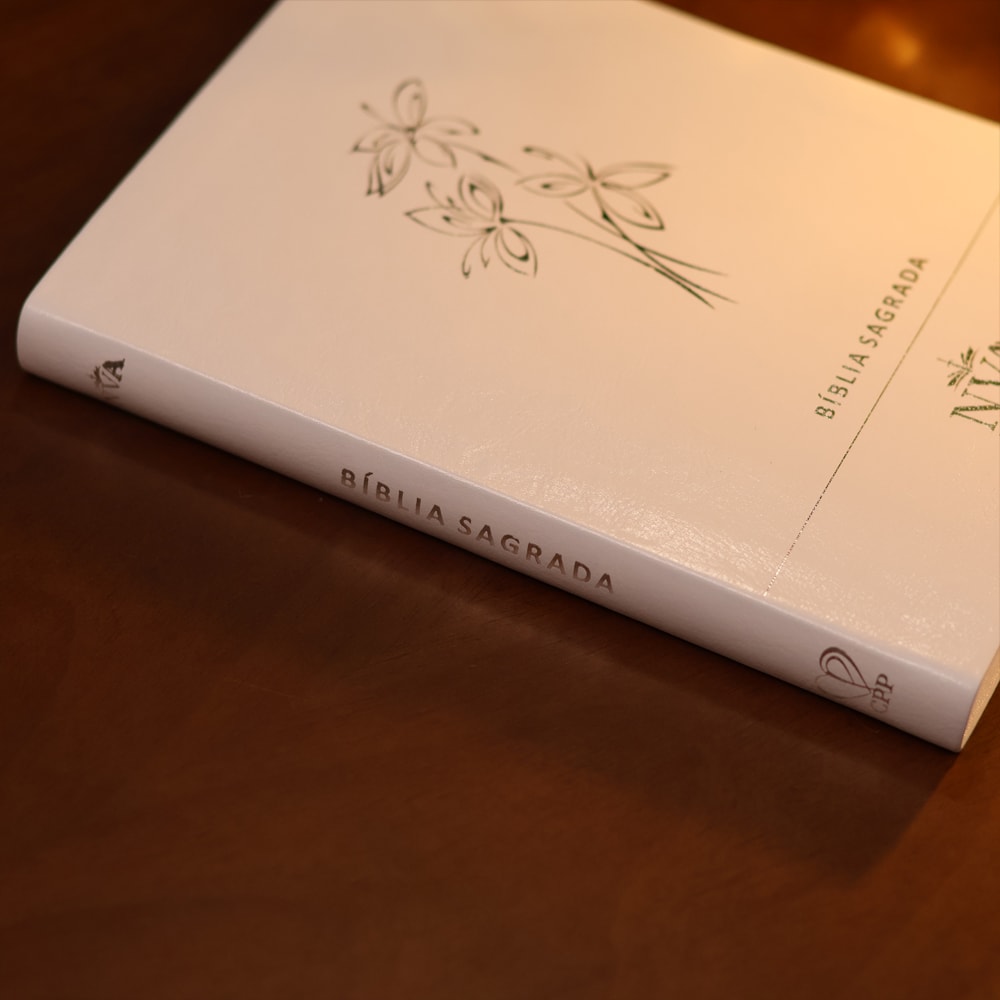 Bíblia Slim | Letra Normal | NVA | Capa Premium Ramo de Flores Branco