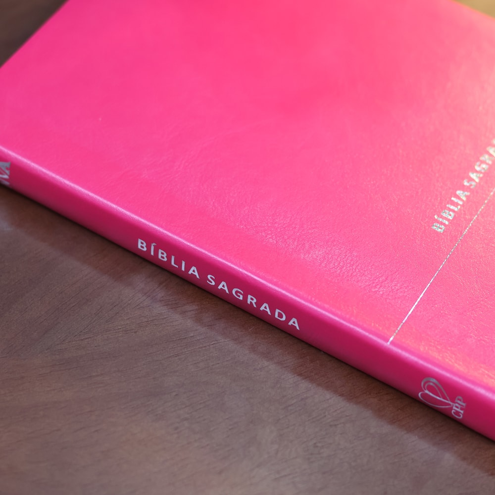 Bíblia Slim | Letra Normal | NVA | Capa Premium Luxo Minimalista Pink