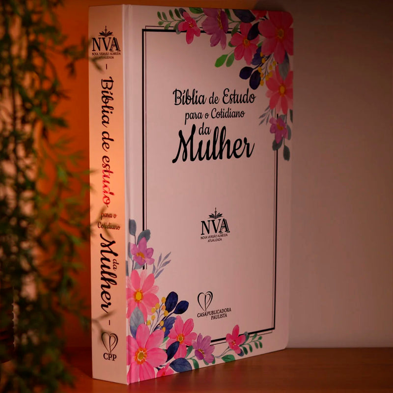 Bíblia de Estudo Para o Cotidiano da Mulher | NVA | Full Collor | Capa Dura Branca