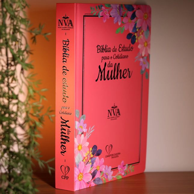 Bíblia de Estudo Para o Cotidiano da Mulher | NVA | Full Collor | Capa Dura Rosa Intenso