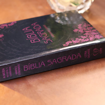 Bíblia Sagrada Arabesco Lilás | ARC | Letra Gigante | Harpa Avivada e Corinhos | Capa Dura