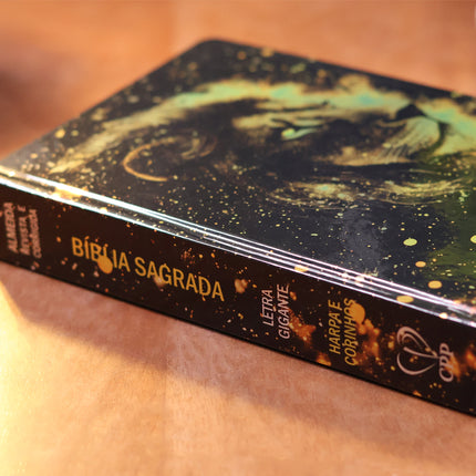 Bíblia Sagrada Leão Dourado | ARC | Letra Gigante | Harpa Avivada e Corinhos | Capa Dura