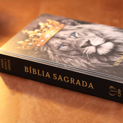 Bíblia Sagrada Rei Leão Coroa PB | ARC | Letra Gigante | Harpa Avivada e Corinhos | Capa Dura