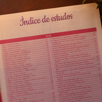 Bíblia de Estudo Para o Cotidiano da Mulher | NVA | Full Collor | Capa Dura Preta Com Dálias