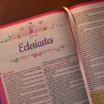 Bíblia de Estudo Para o Cotidiano da Mulher | NVA | Full Collor | Capa Dura Rosa Com Orquídeas