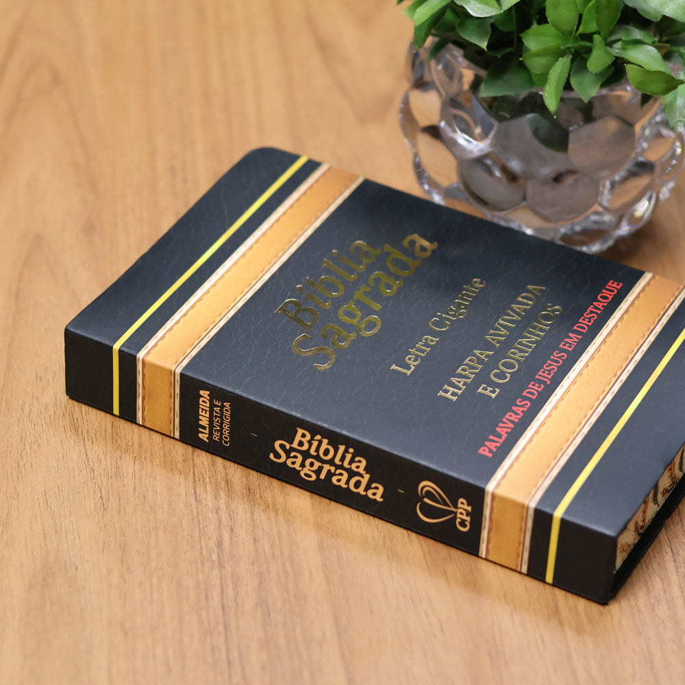 Bíblia Sagrada com Harpa Avivada e Corinhos | Letra Gigante | ARC | Laminada Preta e Dourado