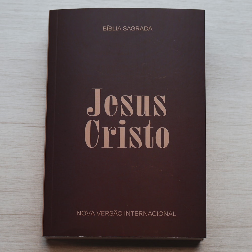 Capa de Bíblia Sagrada Jesus Cristo | NVI | Capa Brochura Marrom — item do Kit Bíblia Sagrada Jesus Cristo | NVI | Capa Brochura Marrom 100un · foto 2